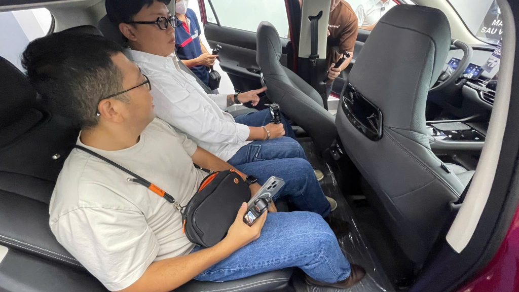 Xe tiếp tục được trang bị cấu hình 2 hàng ghế. Ghế lái chỉnh điện 6 hướng kèm nhớ vị trí, nhưng đã lược bỏ tính năng làm mát, thay đổi kiểu dáng trở nên thể thao hơn. Độ ngả lưng ở hàng ghế sau đã được cải thiện rõ rệt.