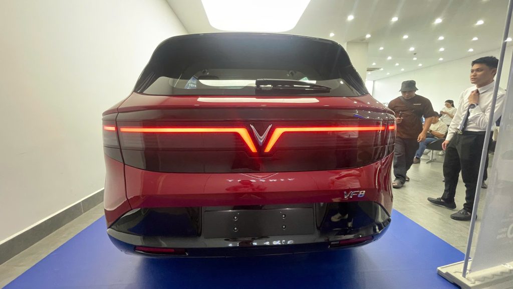 Đuôi xe VF 8 mới mang phong cách thiết kế mới, với một số điểm tương tự mẫu MPV 7 cùng nhà.